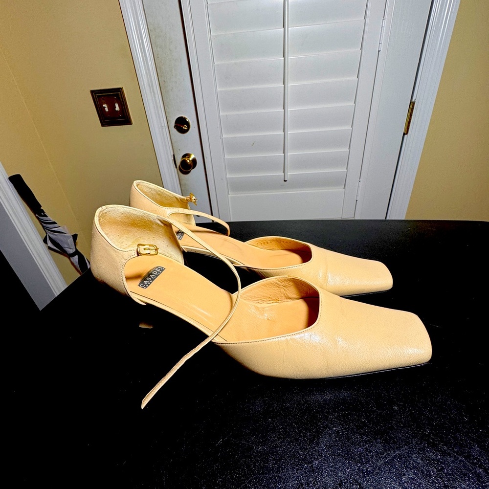 Casadei size 8 cream ankle strap leather square toe shoes